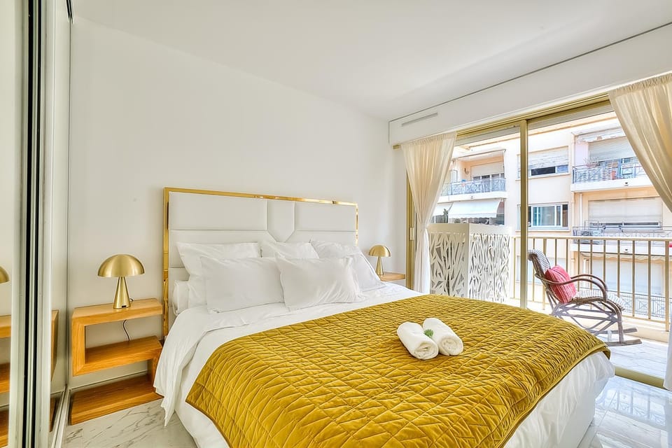 Bedroom, Street view