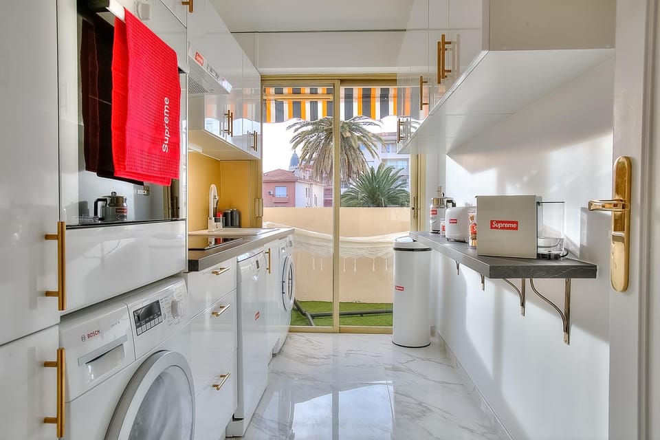 Kitchen or kitchenette, Pool view