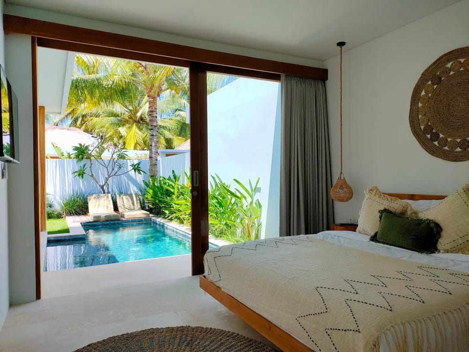 Bed, Garden, TV and multimedia, Bedroom, Pool view, Swimming pool, Swimming pool