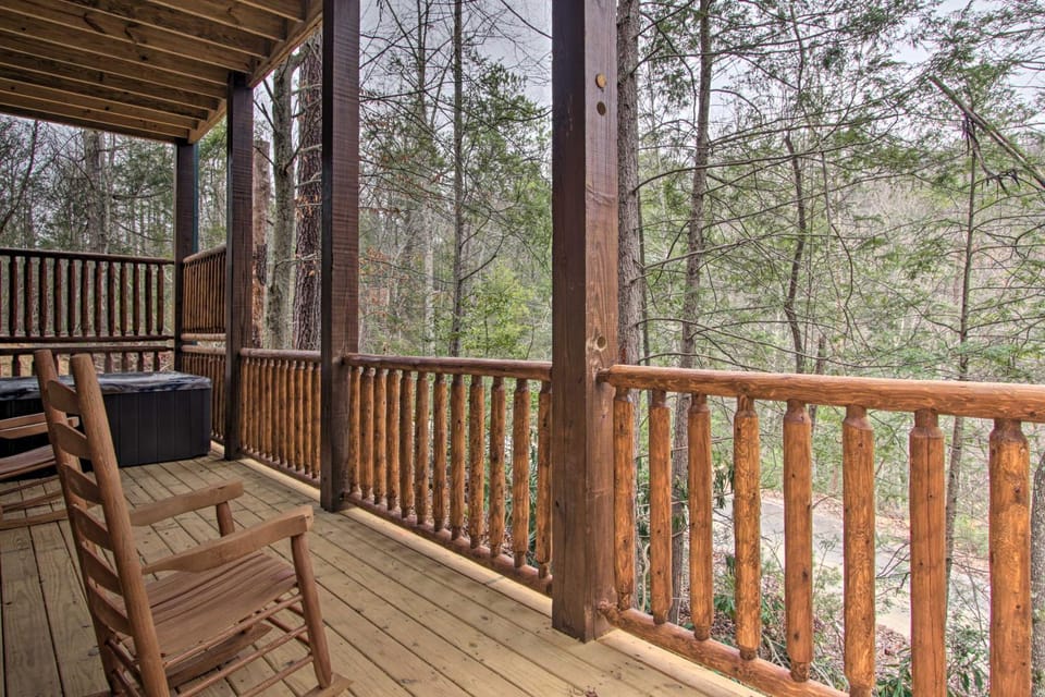 Luxe Cabin w/ Home Theater < 2 Miles to Gatlinburg Cabin in Gatlinburg