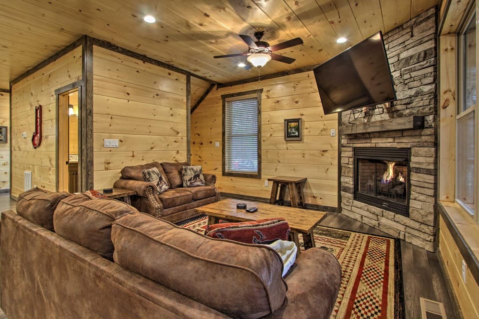 Luxe Cabin w/ Home Theater < 2 Miles to Gatlinburg Cabin in Gatlinburg