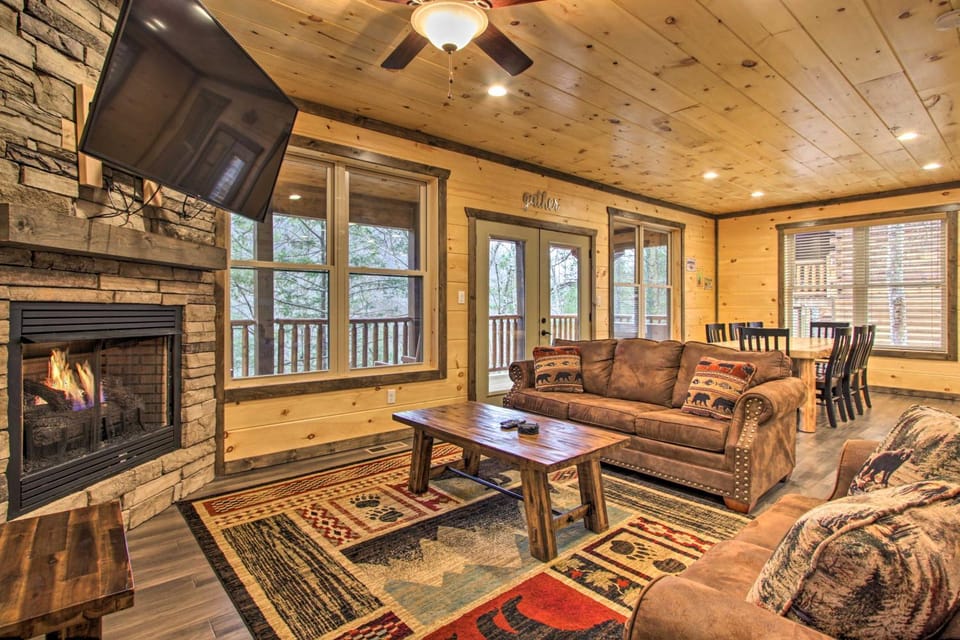 Luxe Cabin w/ Home Theater < 2 Miles to Gatlinburg Cabin in Gatlinburg