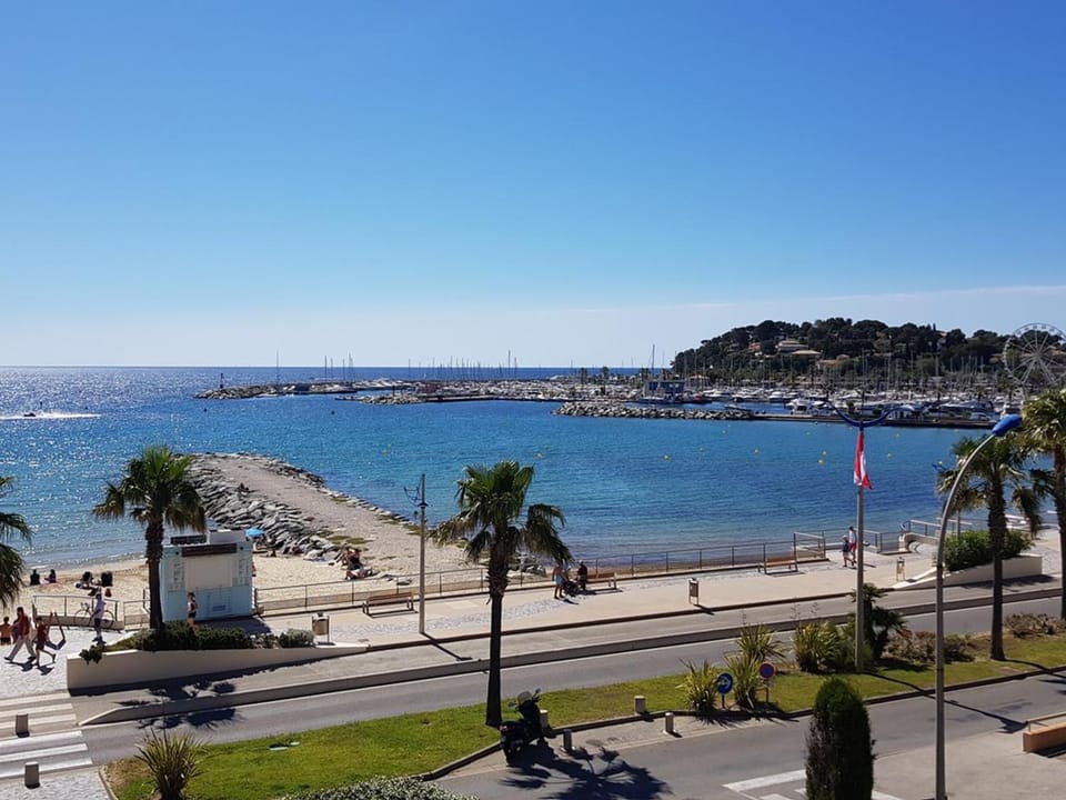 Studio cabine climatisé avec terrasse, parking, animaux admis - FR-1-100-184 Cabin in Cavalaire-sur-Mer