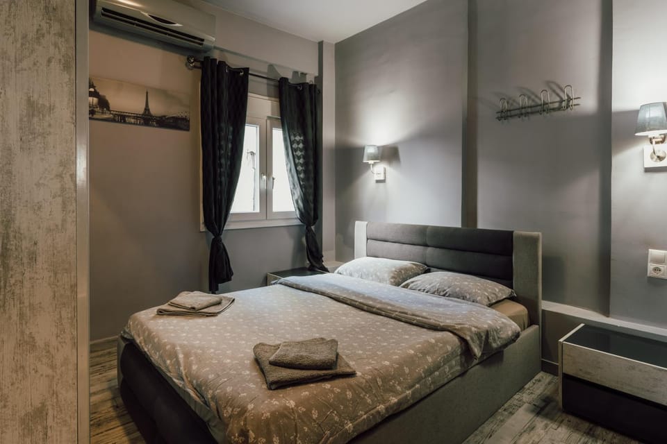 Bed, Photo of the whole room, towels, wardrobe, air conditioner