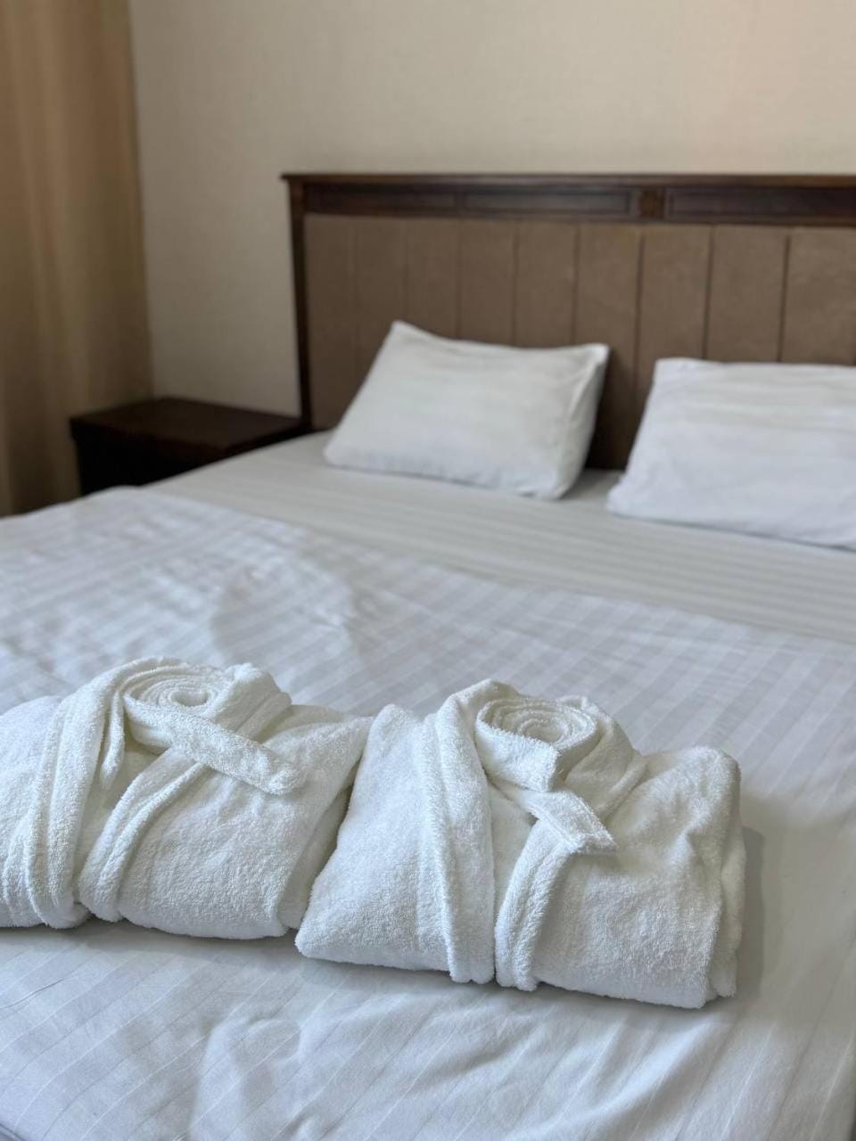Bed, Bedroom, Swimming pool