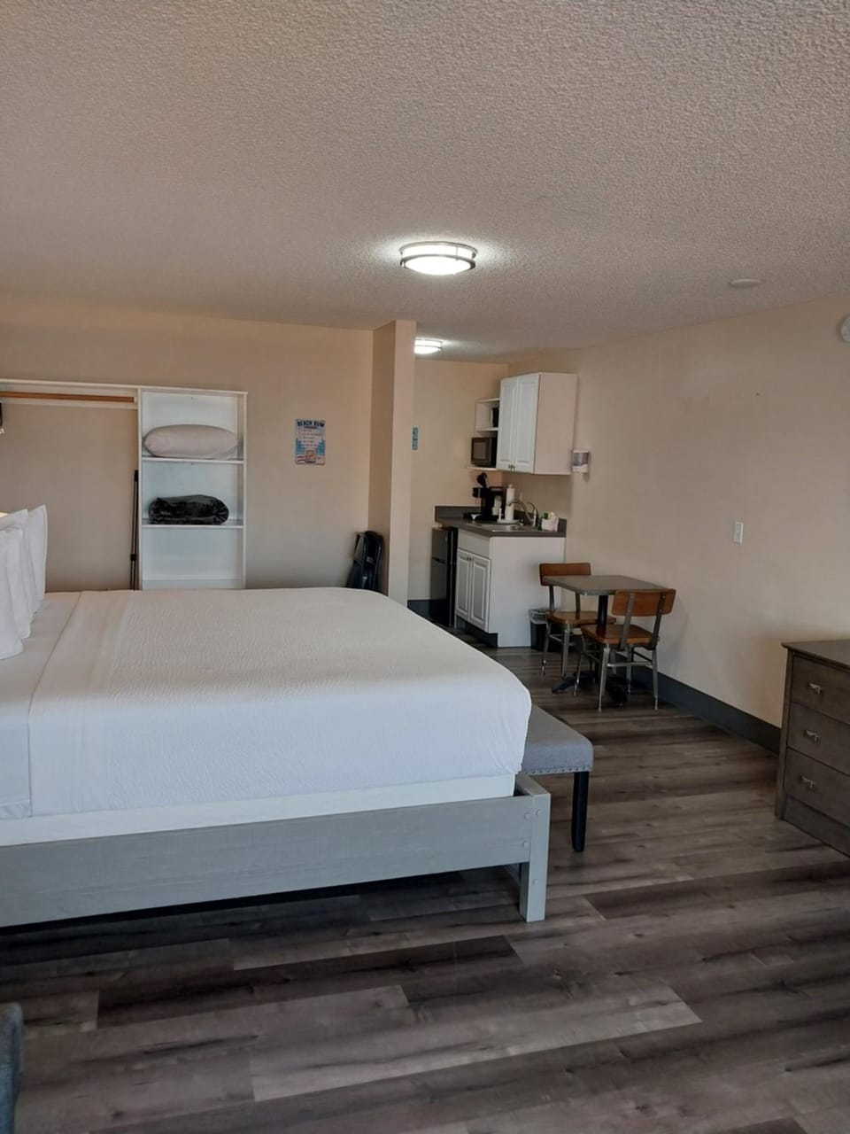 Bed, Kitchen or kitchenette, Bedroom