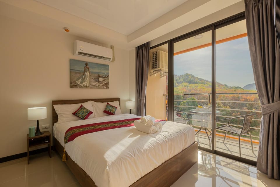Bedroom, Mountain view