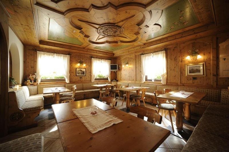 Restaurant/places to eat, Living room