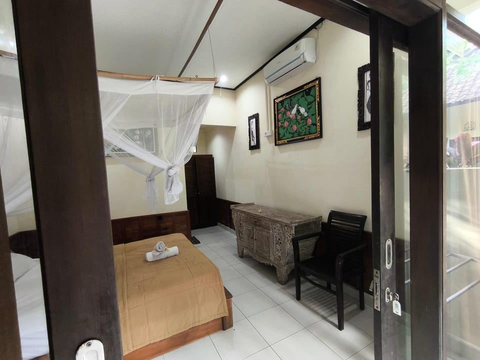 Bed, Living room, Photo of the whole room, Seating area, Bedroom, towels