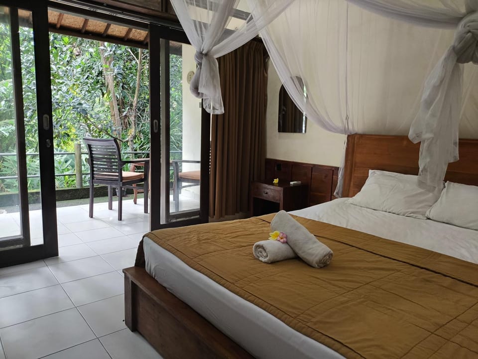 Patio, Bed, Garden, View (from property/room), Balcony/Terrace, Photo of the whole room, Bedroom, Garden view, River view, towels