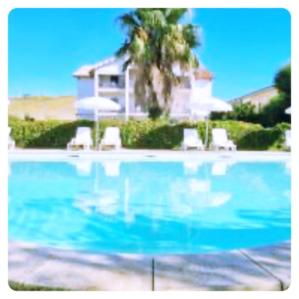Property building, Garden, Garden view, Pool view, Swimming pool, sunbed