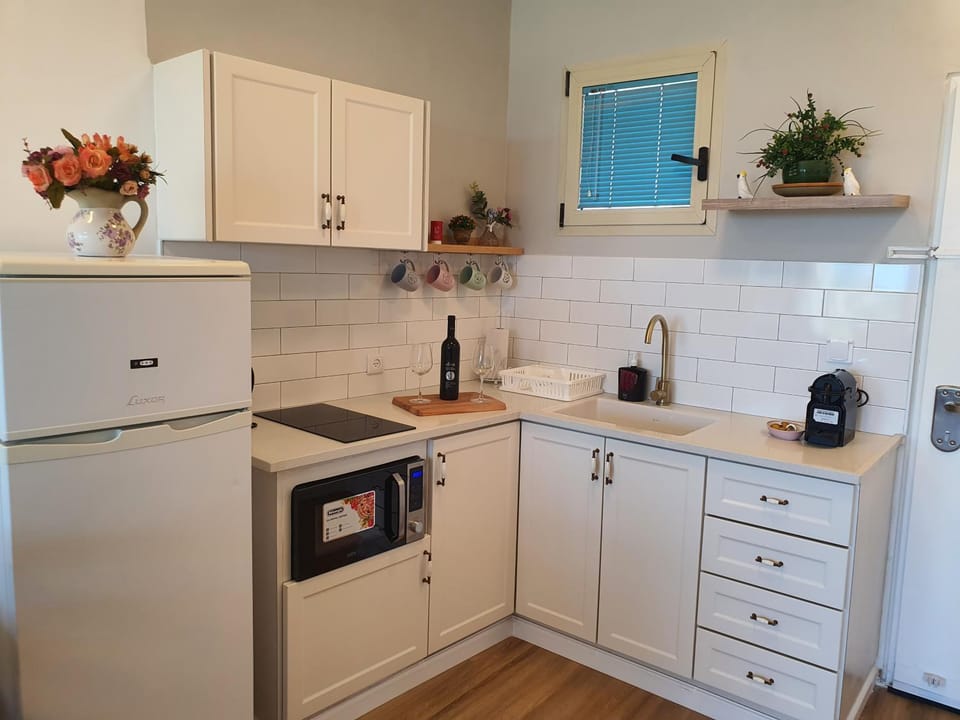 Coffee/tea facilities, Kitchen or kitchenette, stove