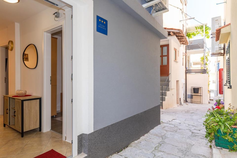 Property building, Facade/entrance, air conditioner