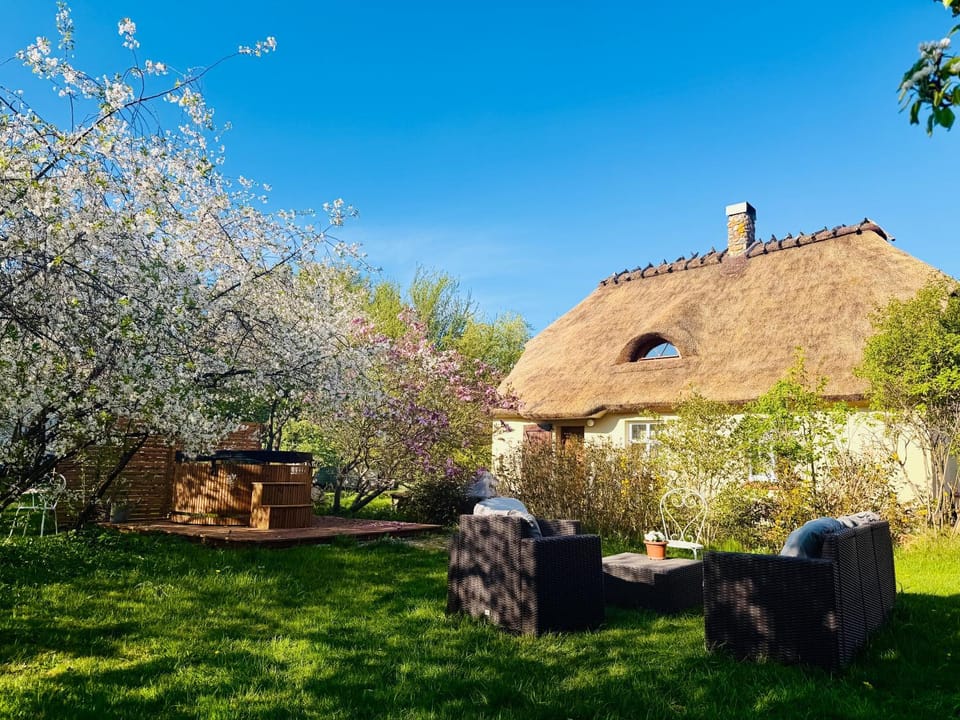 OAZA POD STRZECHĄ -Dom na wyłączność z jacuzzi, dużym ogrodem i 3 sypialniami Apartment in West Pomeranian Voivodeship, Poland