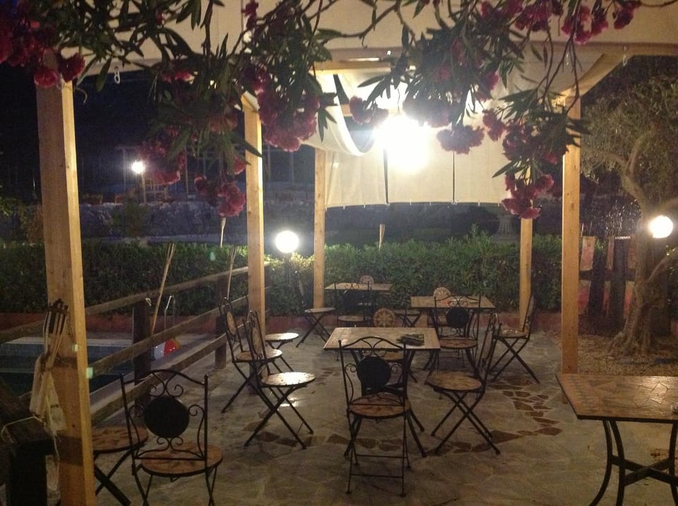Restaurant/places to eat, Lounge or bar
