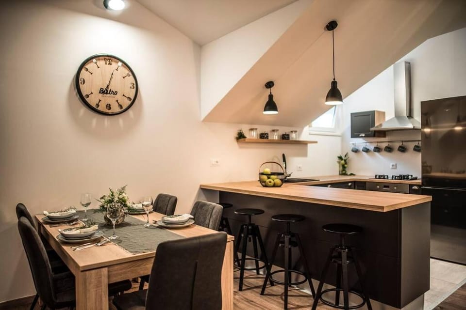 Kitchen or kitchenette, Dining area