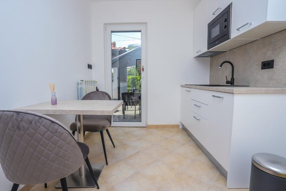 Kitchen or kitchenette, Dining area