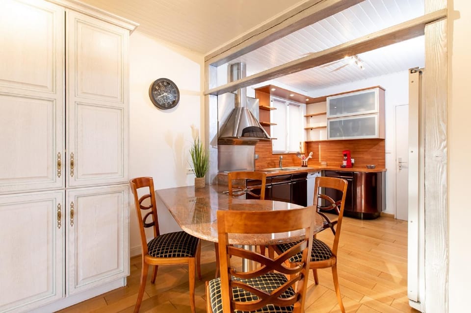 Kitchen or kitchenette, Dining area