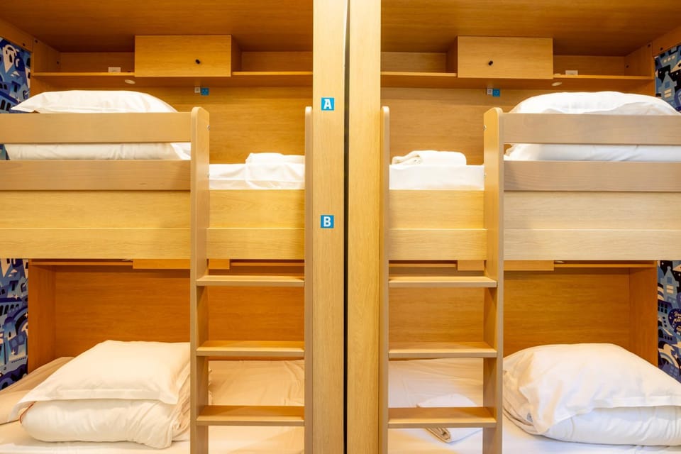 Bed, Bedroom, bunk bed, towels