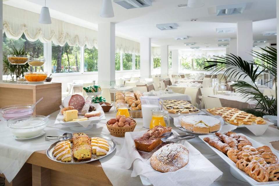 Food and drinks, Food, Breakfast, Continental breakfast, Buffet breakfast
