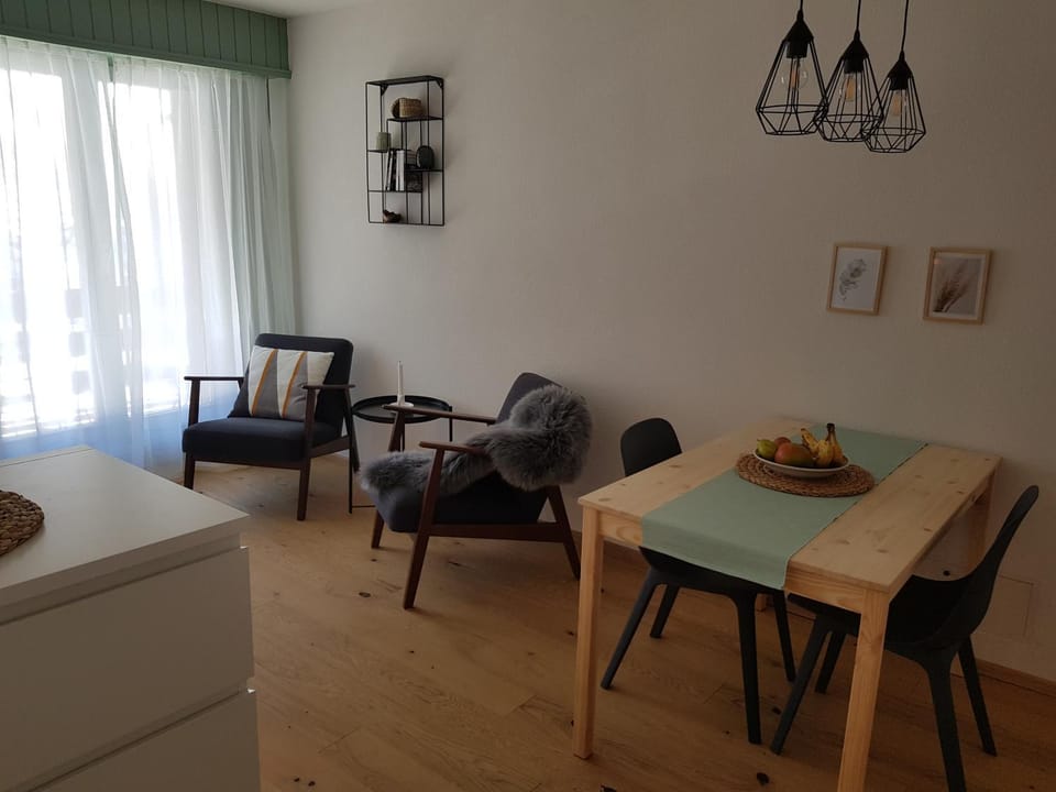Seating area, Dining area
