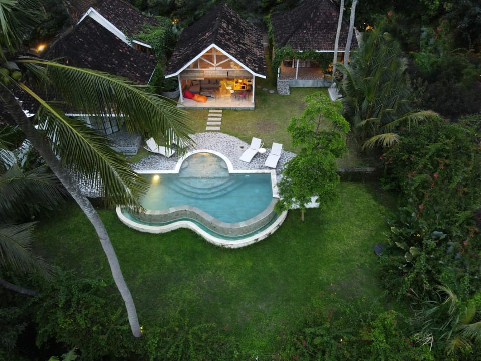 Property building, Garden view, Pool view, Swimming pool