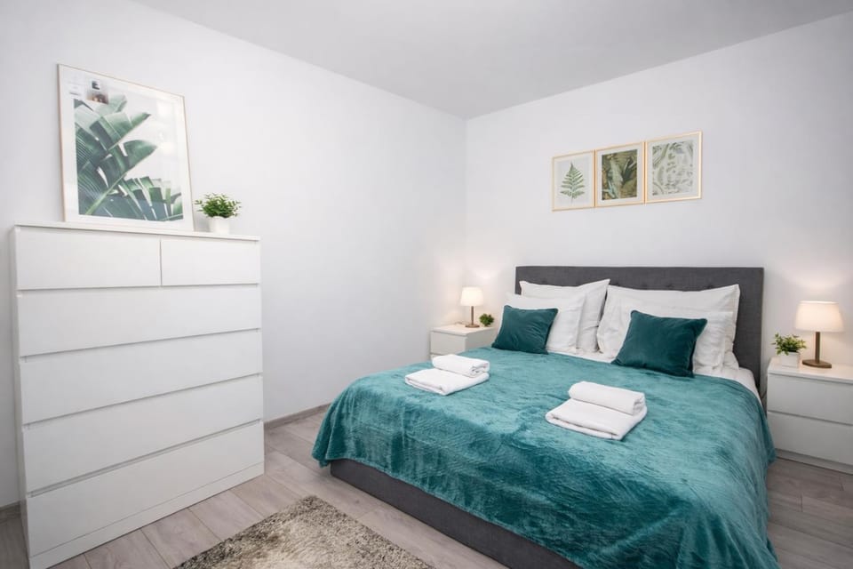 Bed, Photo of the whole room, Bedroom, towels