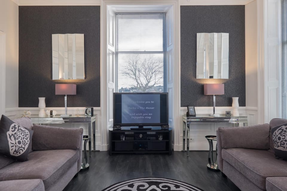 TV and multimedia, Living room, Photo of the whole room, Decorative detail, Decorative detail