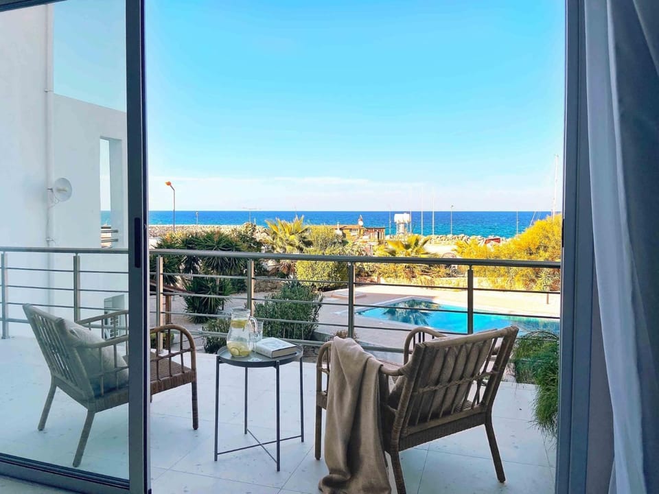 Property building, Sea view, Swimming pool