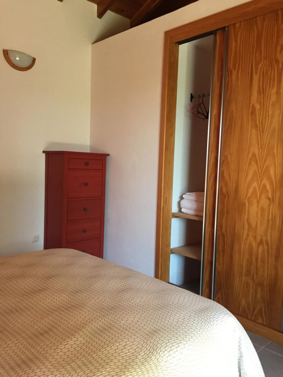 Photo of the whole room, Bedroom