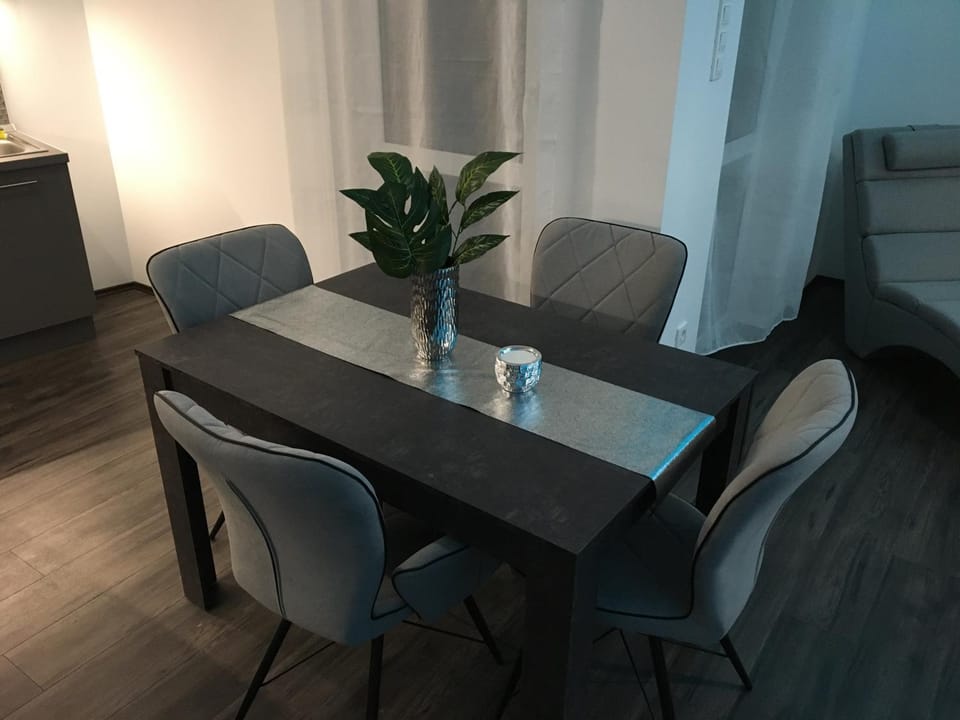 Restaurant/places to eat, Dining area