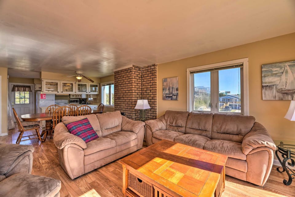 'East of the Sun' Beachside Apartment w/ Deck! House in Emerald Isle