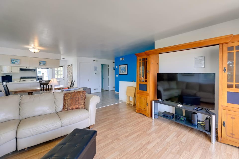 'West of the Moon' Ocean Apt w/ Beach Access! House in Emerald Isle