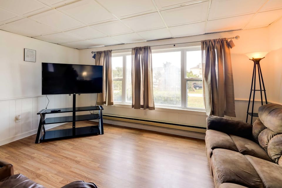‘1 Ocean Fun:' Emerald Isle Apt, Steps to Beaches! Apartment in Emerald Isle