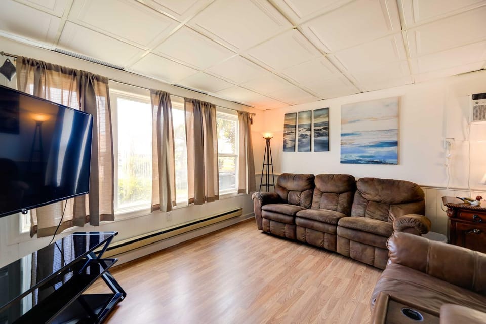 ‘1 Ocean Fun:' Emerald Isle Apt, Steps to Beaches! Apartment in Emerald Isle