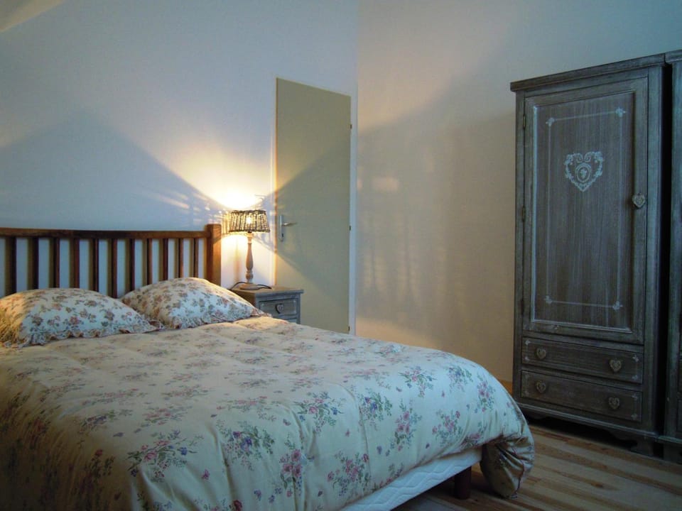 Photo of the whole room, Bedroom
