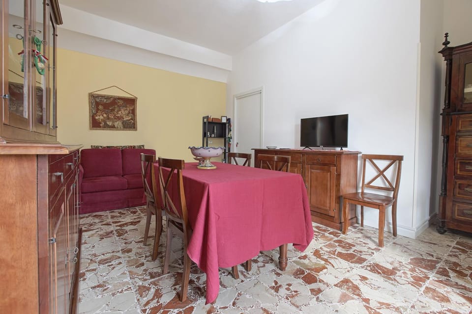 TV and multimedia, Living room, Seating area, Dining area