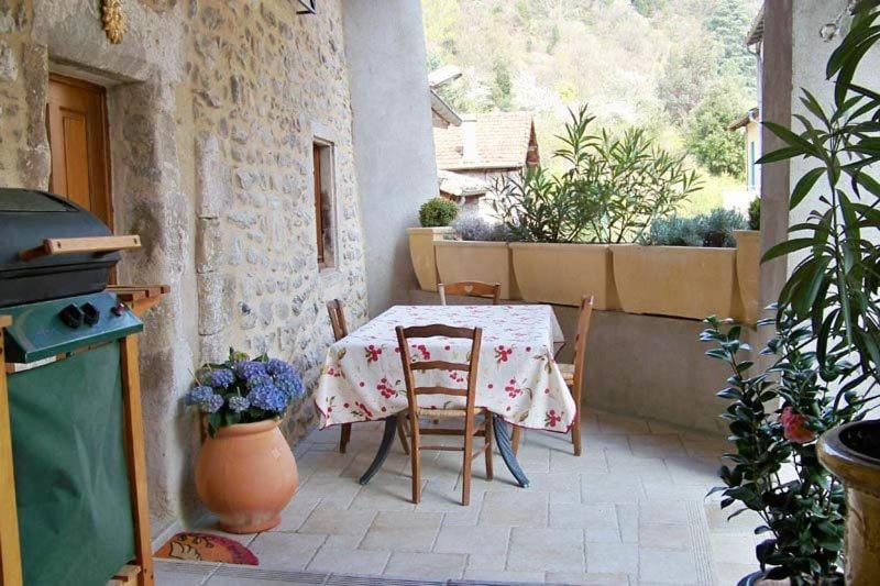 Gîte Le Galta - Maison entiérement équipée, 2 chambres, Bain à remous, terrasse couverte privative près de la DOLCE VIA House in Provence-Alpes-Côte d'Azur