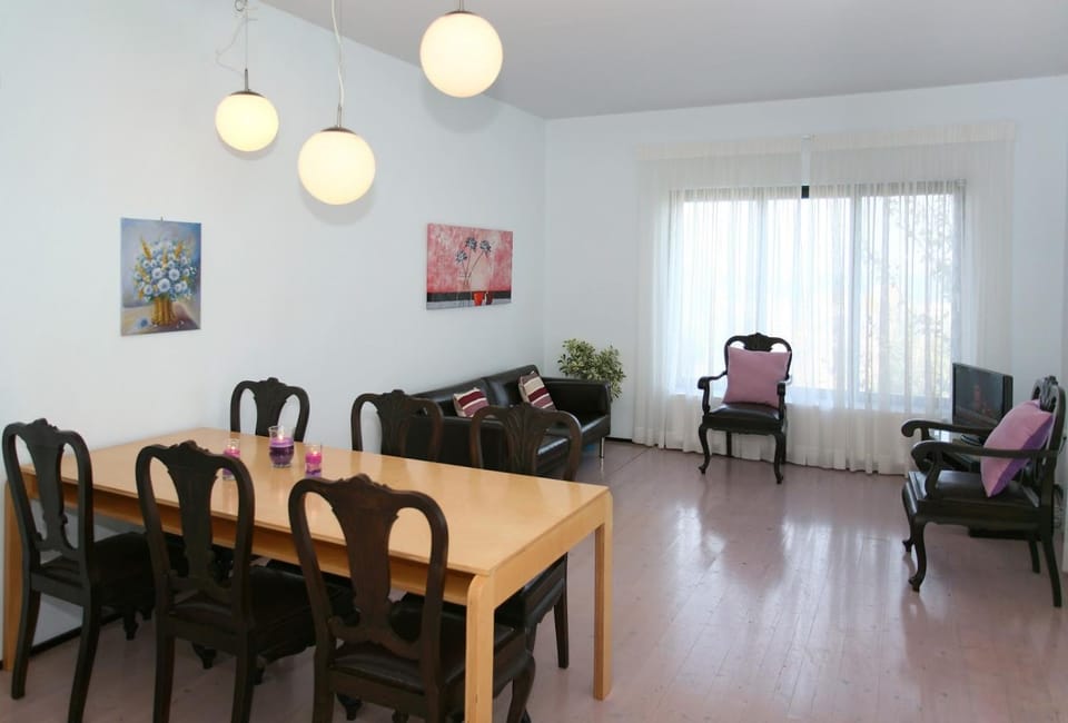 Day, Dining area