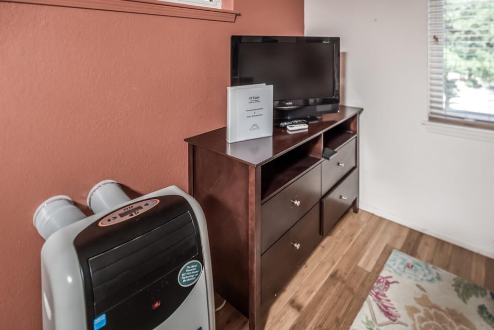 TV and multimedia, Bedroom, furniture, air conditioner