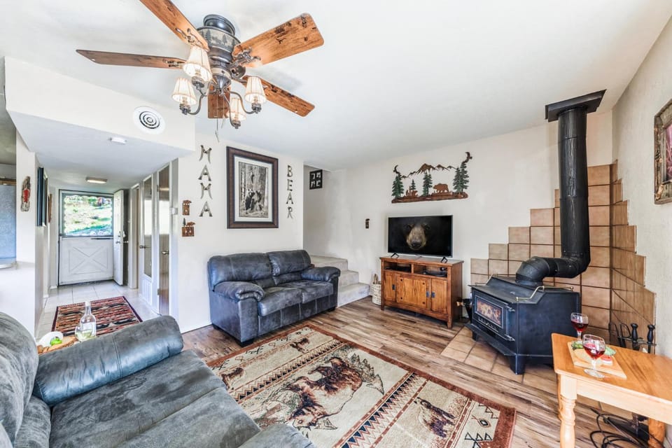 TV and multimedia, Living room, Seating area, furniture, heating