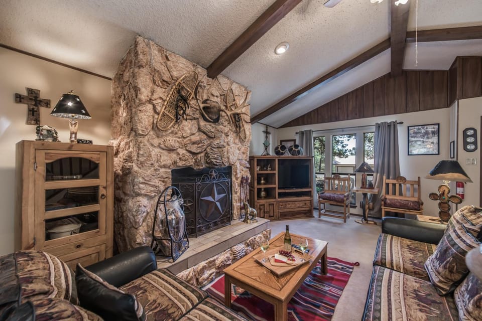TV and multimedia, Living room, Seating area, fireplace, furniture