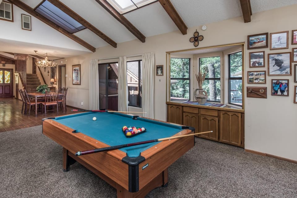Billiard, Game Room, Seating area, Dining area