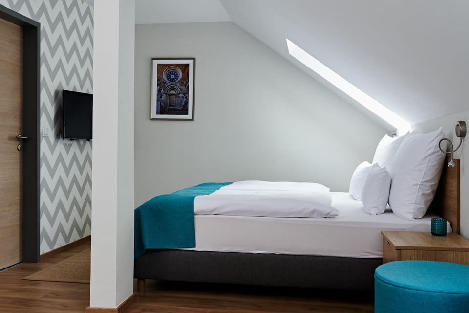 Bed, TV and multimedia, Photo of the whole room, Bedroom