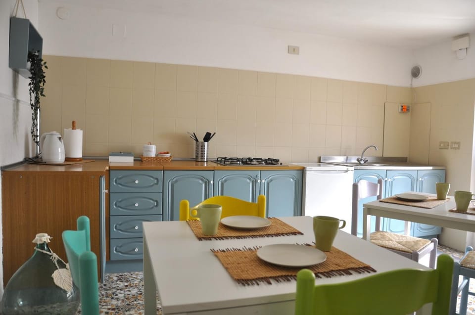 Kitchen or kitchenette, Communal kitchen, kitchen