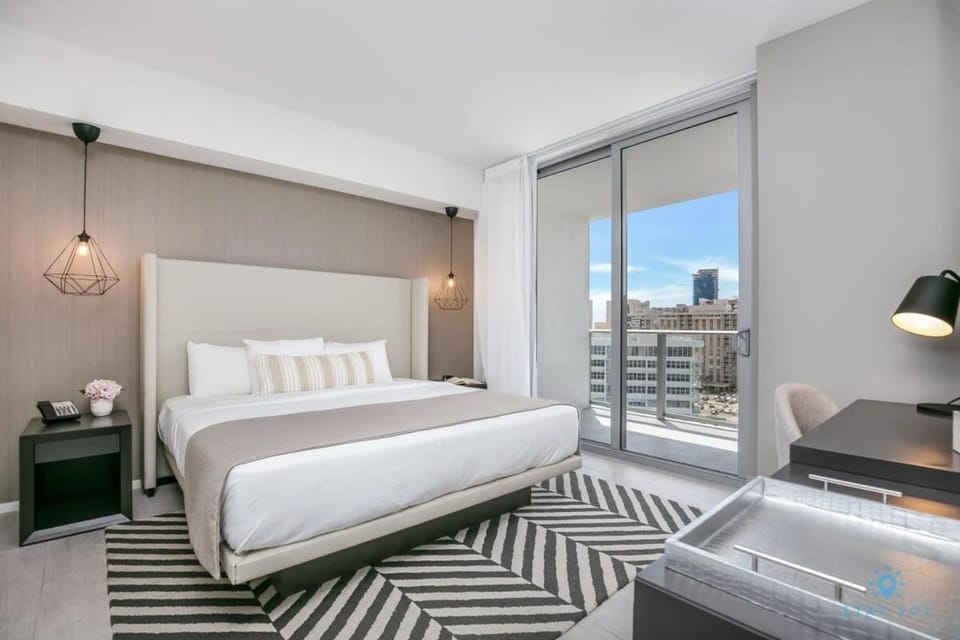 Corner Balcony - Enjoy 360 Views- Near Beach- Pool Apartment in Hollywood Beach