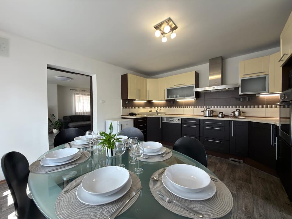 Kitchen or kitchenette, Dining area, stove