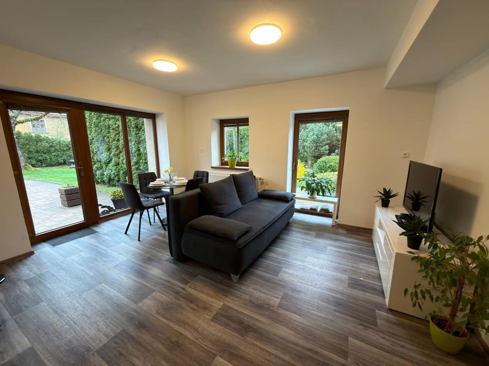 Property building, Communal lounge/ TV room, TV and multimedia, Living room, Seating area, Dining area, Garden view