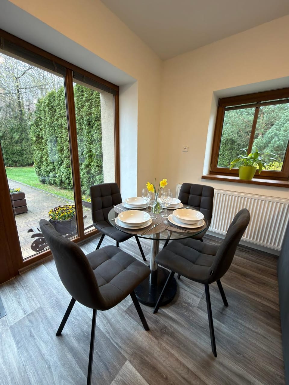 Property building, Living room, Seating area, Dining area, Garden view