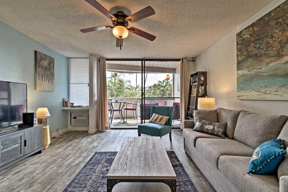 Kailua-Kona Condo with Lanai, Walk to Beach and Pier! Apartment in Holualoa